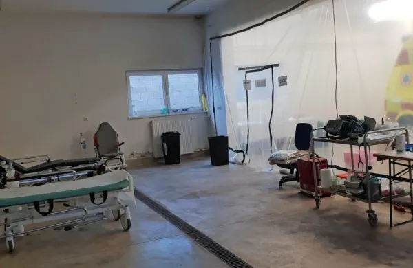 Ministrstvo za zdravje je  spet uradno dovolilo, da tudi sežanski 
zdravstveni dom deluje kot vstopna ambulanta za covid 19, a 
opremo si mora zagotoviti sam.