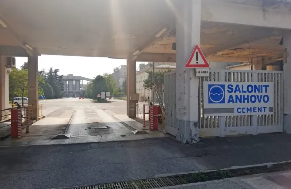 Iz Salonita Anhovo so sporočili, da poteka le nujna proizvodnja z 
minimalnim številom zaposlenih. Obenem povečujejo količino 
slovenskih odpadkov v sosežigu.