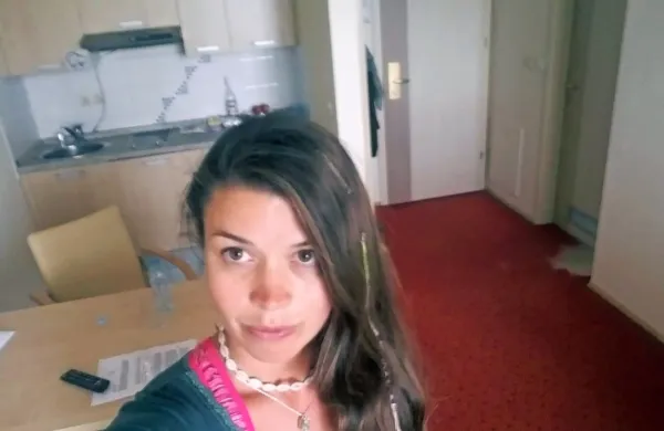 Karin Heuffel bo do 11. aprila v karanteni v  sobi hotela Epic v 
Postojni. 