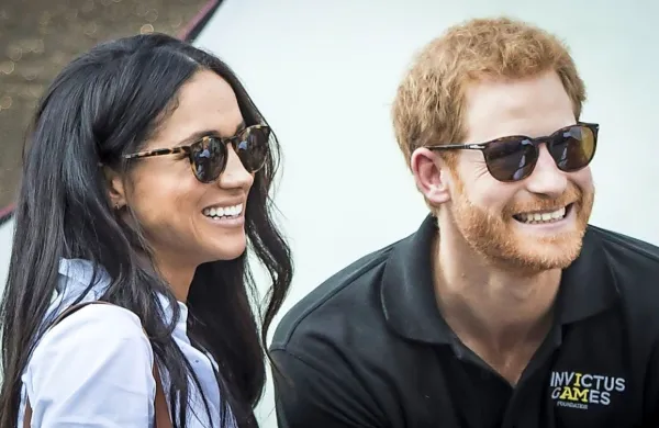 Britanski princ Harry in njegova soproga Meghan bosta danes 
opolnoči dokončno opustila opravljanje kraljevih dolžnosti.