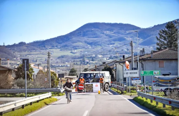 Vo' Euganeo so konec februarja in v začetku marca za dva tedna 
postavili popolno zaporo, v kraj in s kraja ni smel nihče, a se je 
obrestovalo, zdaj so skoraj brez novih okužb. 