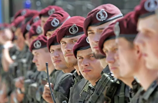 Parlamentarni odbor za obrambo bo danes popoldne obravnaval 
predlog vlade za aktivacijo 37.a člena zakona o obrambi, s katero 
bi podelili izjemna pooblastila vojski pri širšem varovanju državne 
meje.
