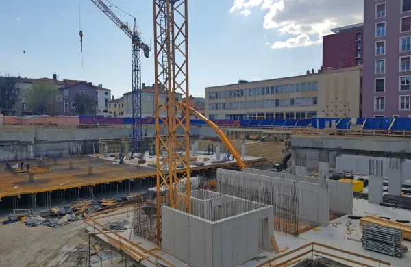 

 Šest milijonov evrov vredna naložba Mestne občine Koper v 
garažno hišo zaenkrat še ni zastala. 