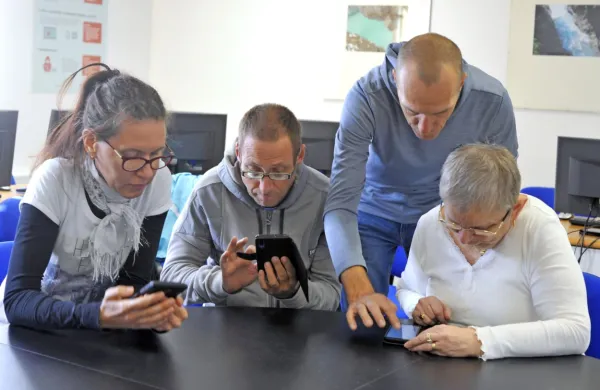Čeprav so se naučili uporabljati pametni telefon in računalnik,  
slepi in slabovidni  pogosto ne morejo do nujnih informacij. 