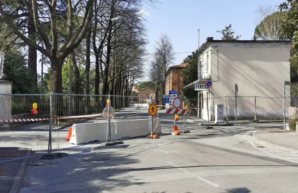 Nekateri tudi s silo čez mejo