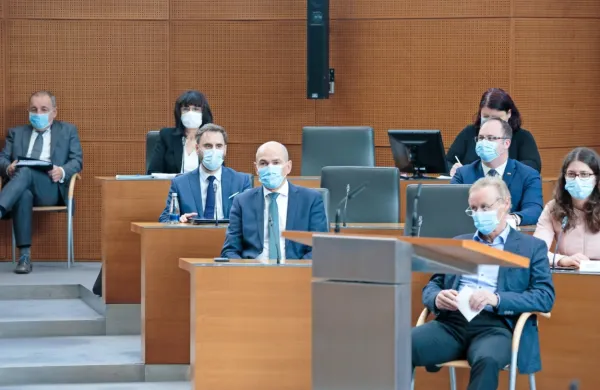 DZ potrdil paket ukrepov za pomoč ob epidemiji
