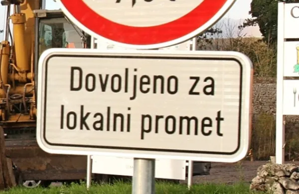 Voznik tovornjaka iz Bosne in Hercegovine je očitno spregledal znake 
in se ponoči pripeljal do Nove vasi (fotografija je simbolična).