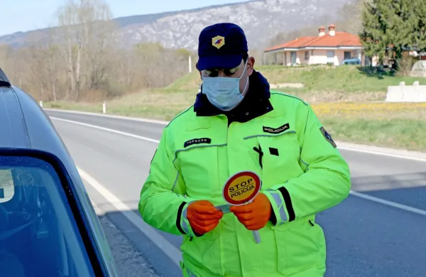 Novogoriški prometni policisti na Vogrskem nadzorujejo voznike 
zjutraj in popoldne.