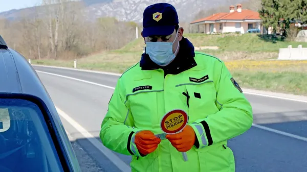 Novogoriški prometni policisti na Vogrskem nadzorujejo voznike 
zjutraj in popoldne.