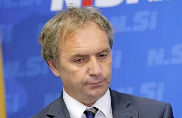 Na navedbe nekaterih opozicijskih poslancev, da bi morali najprej 
aktivirati rezervne policiste, je notranji minister Aleš Hojs odgovoril, da so vsi rezervni policisti že aktivirani na podlagi sklepa 
vlade. 
