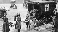 Delavci Rdečega križa so takole odvažali pokojne, žrtve španske 
gripe v Missouriju v Združenih državah Amerike.