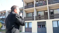 Predsednik države Borut Pahor je prepričan, da v teh dneh ni 
odveč ljudem dati nekaj vzpodbude, zato bo s svojimi obiski 
domov za starejše in drugih ustanov nadaljeval. 