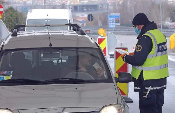 

Navodila   ne veljajo za delovne migrante in osebe, ki opravljajo 
prevoz blaga v Republiko Slovenijo ali so v tranzitu, ter osebe, ki 
potujejo čez Slovenijo v drugo državo v istem dnevu.