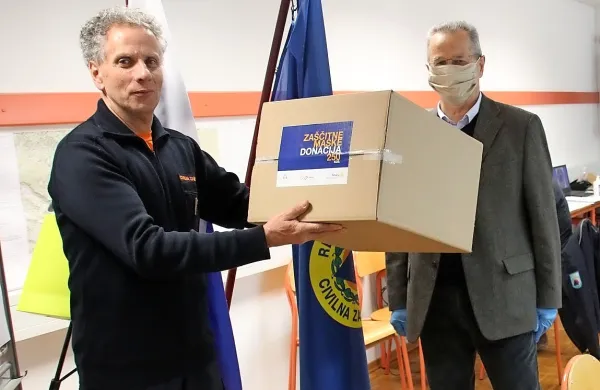 Takole je Branko Milharčič v imenu Rotary kluba Postojna-Cerknica predal maske postojnskih šivilj  Sandiju Curku, poveljniku 
regijskega štaba CZ za Notranjsko.
