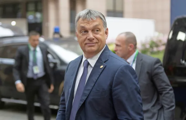 Madžarski premier Viktor Orban je danes zavrnil kritike Evropske 
unije, da gre madžarska vlada pri izrednih ukrepih v pandemiji 
novega koronavirusa predaleč.