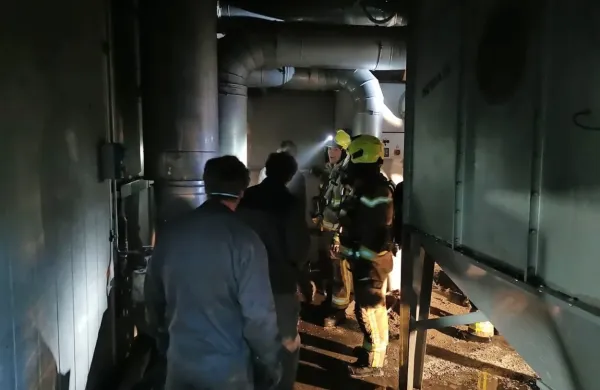 Delavci so včeraj okoli 7.45 opazili, da je tlel prah v sistemu za 
odsesavanje ter začeli z gašenjem.