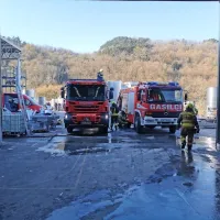 Včeraj zjutraj je zagorelo v proizvodni hali cistern v Batujah, ogenj 
pa je zajel tudi ostrešje.