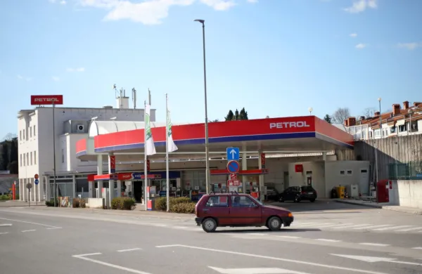 Prodaja je na nekaterih bencinskih servisih v Sloveniji upadla tudi 
za več kot 50 odstotkov. 