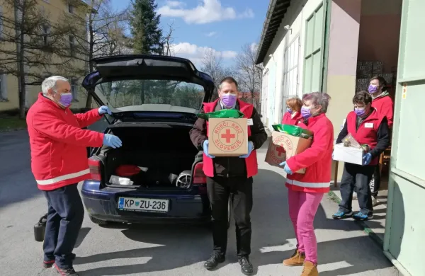 Za zdaj je v skladiščih še dovolj paketov, pravijo na bistriškem 
Rdečem križu.