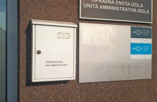 Občani lahko vloge oddajo tudi v poštni nabiralnik pred vhodom v izolsko upravno enoto. 