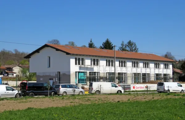 Gradnja stanovanj v Prvačini teče brez prestanka, zamakne se 
lahko edino, če bi se zalomilo pri dobavi materiala. 