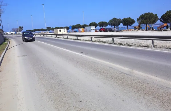 Na vozišču v Žusterni so se znova nabrale debele plasti zasušenega 
blata.