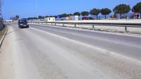 Na vozišču v Žusterni so se znova nabrale debele plasti zasušenega 
blata.
