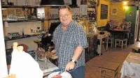 “Plačila najemnine nas je občina resda odrešila, a upamo, da bo ta 
pomoč trajala dlje kot samo en mesec,” pravi Drago Funa, ki z 
družino soustvarja okrepčevalnico Miramar.