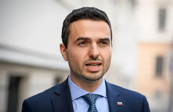 Minister Tonin je očitke o nepotizmu, ki so se razplamteli 
predvsem na družbenih omrežjih, v nedeljo zavrnil.