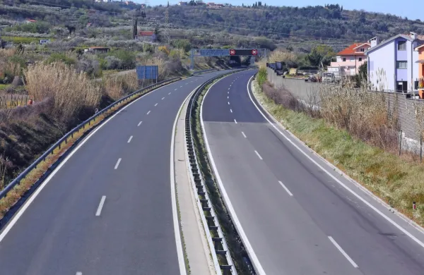 Da se je gospodarsko življenje v Sloveniji zaustavilo oziroma vsaj upočasnilo, pričajo tudi prazne avtoceste.