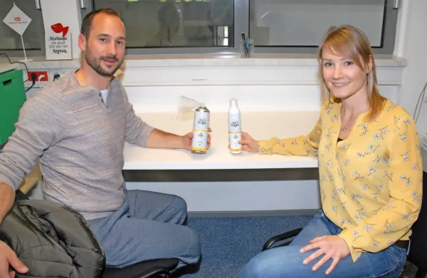 Kristjan Bajc in Regina Podberšič stavita na  aerosolne pločevinke, v katerih je zajet zrak iz čebeljih 
panjev iz našega okolja.