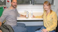 Kristjan Bajc in Regina Podberšič stavita na  aerosolne pločevinke, v katerih je zajet zrak iz čebeljih 
panjev iz našega okolja.