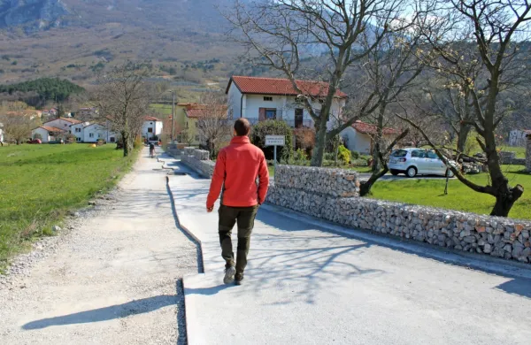 Na cesti skozi Poreče bodo asfaltirali le razkopani del cestišča.  