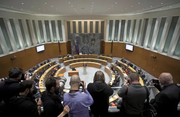 DZ s 66 glasovi za in osem proti podprl predlog referendumske novele