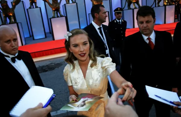Scarlett Johansson na rdeči preprogi leta 2006 deli avtograme.