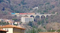 Tako se je pred dnevi nad Sv. Ivanom proti pristanišču spuščal  kontejnerski vlak z 48 kontejnerji.  

