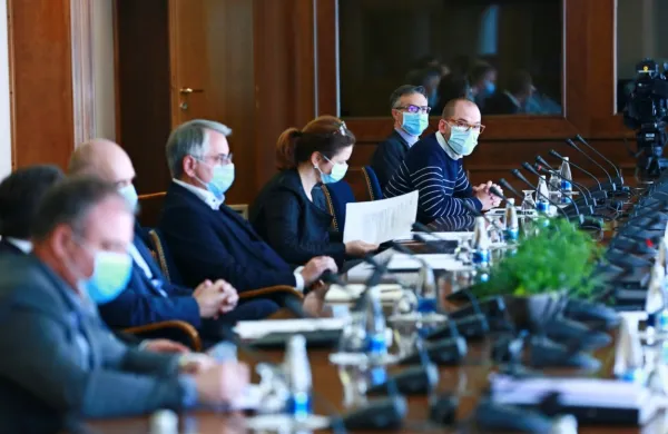 Na kolegiju predsednika DZ so vodje poslanskih skupin določile, da bo odločanje o spremembah poslovnika  
zakona o referendumu in ljudski iniciativi potekalo danes popoldne. 