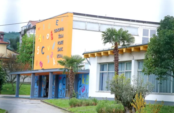 Odkar poteka pouk na daljavo, so na največji izolski šoli, OŠ Vojke 
Šmuc, ki jo v  tem šolskem letu obiskuje 717  učencev,   razdelili  20 
računalnikov.