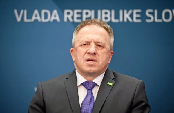 Na današnjem sestanku delovne skupine za zajezitev posledic 
epidemije so po besedah gospodarskega ministra Zdravka 
Počivalška predlagali postopno dodajanje izjem pri prodaji. 