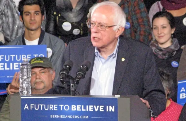 Bernie Sanders je bil uvodoma vodilni kandidat za osvojitev 
demokratske predsedniške nominacije. Po zmagi Josepha Bidna v 
Južni Karolini konec februarja je začel izgubljati podporo.