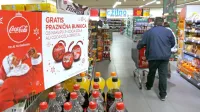 Pred vhodi  trgovin so si ponekod varnostniki preveč dobesedno in 
grobo vzeli pravico   presojati, kdo pripada ranljivim skupinam. 