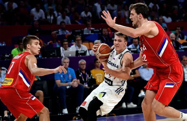 Slovenija brani naslov evropskega prvaka, v finalu EP leta 2017 je 
premagala Srbijo (z leve Bogdan Bogdanović, Luka Dončić in 
Ognjen Kuzmić).