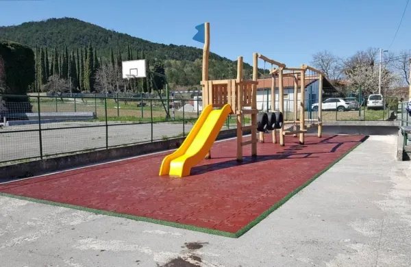 Najprej so začeli  postavljati otroška igrala, v kratkem pa bodo v 
neposredni bližini postavili naprave za vadbo na prostem.
