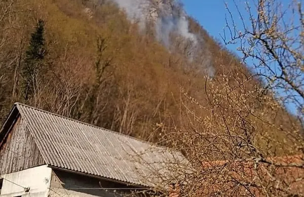 Zagorelo na skalnatem pobočju