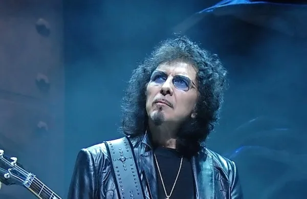 Kitarist skupine Black Sabbath Tony Iommi je pripravil dražbo 
predmetov iz svoje osebne zbirke.
