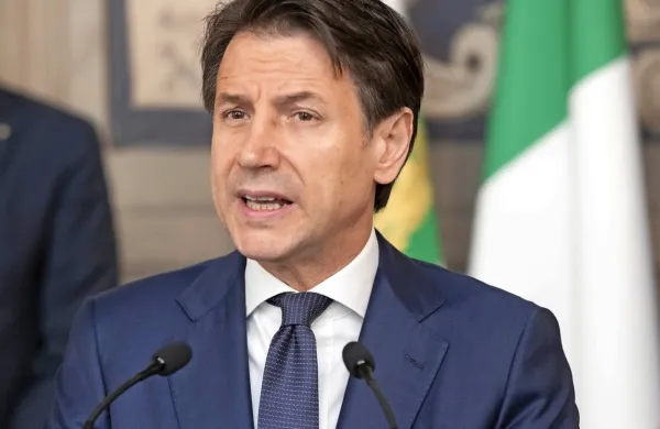 Italijanski premier Giuseppe Conte je v pogovoru za britanski BBC 
znova poudaril, da bi morala Evropska unija z ustreznimi in 
usklajenimi ukrepi pomagati državam članicam, ki jih je pandemija covida-19 najhuje prizadela. 