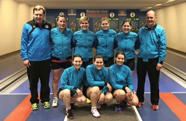 Dekleta postojnskega Proteusa so si že zagotovila naslov prvakinj. 
Z leve  stojijo: Denis Čenanović (trener), Lidija Stevanić, Maruška 
Ogrizek, Maša Miklavec, Nataša Tibola, Franc Štemberger (pomočnik); čepijo: Amanda Zalar, Lucija Zalar, Sandra Dostanić.