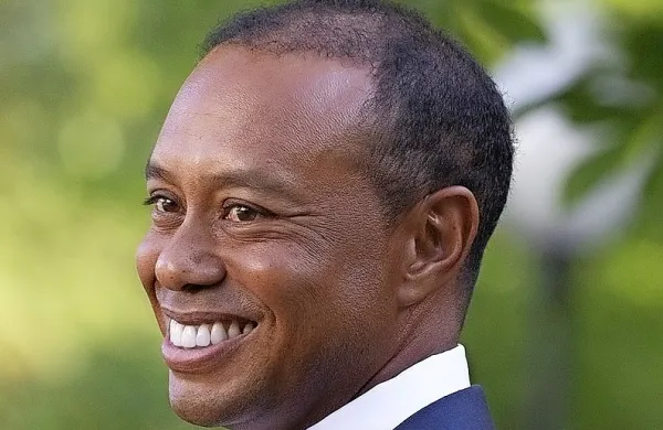 Legendarni ameriški golfist Tiger Woods (na fotografiji), zmagovalec 15 majorjev, se je skupaj s svojim nosačem golfskih palic 
Joejem LaCavo zaradi sebka znašel na sodišču v Pinellasu na 
Floridi. 