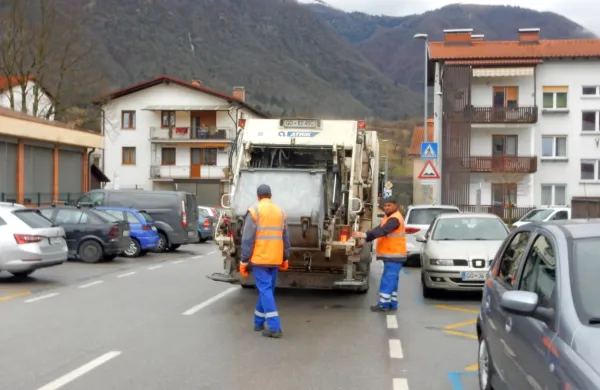 Zaposleni v Komunali ne smejo zboleti, zato ekipe delujejo 
izmenično  s čakanjem na domu in ponovno vrnitvijo na delo.    