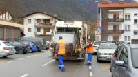 Zaposleni v Komunali ne smejo zboleti, zato ekipe delujejo 
izmenično  s čakanjem na domu in ponovno vrnitvijo na delo.    